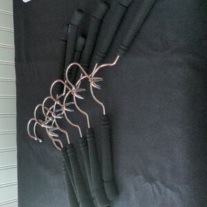 6 hangers black rubber